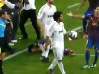 Supercopa 2011. R.Madrid - F.C. Barcelona. Mourinho pisa la cabeza de Cesc  - YouTube