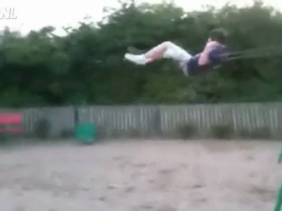 Stunts auf der Schaukel Fail