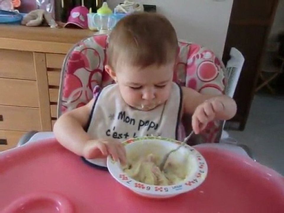 rapha qui mange tte seule pas toujours facille presque 14mois