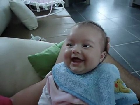 1er fou rire de Léa