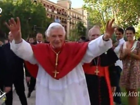 L'accueil du Pape par les jeunes à Cibeles