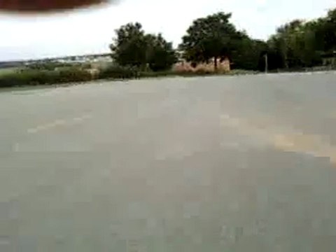 Descente de Julien en skate assis