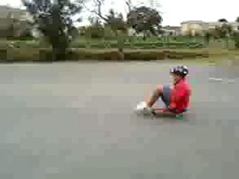 Descente en skate assis de julien