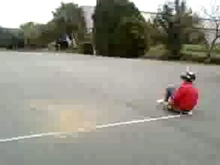 Descente en skate assis de julien