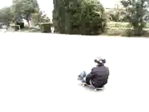 Descente de skate assis de Antonin
