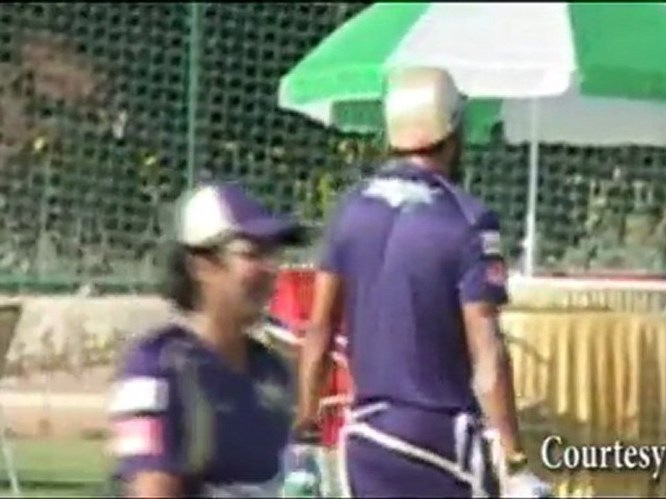 Cricket BATTLE between Sizzling Shilpa Shetty and Shahrukh Khan