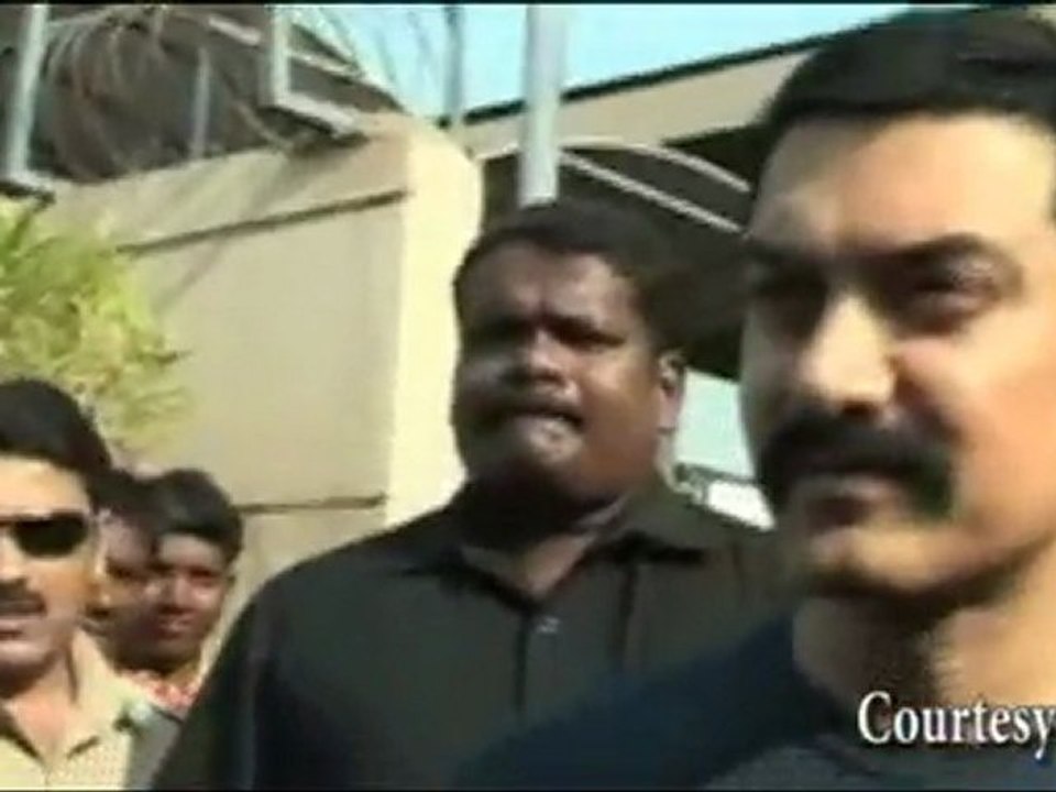 Bollywood STAR Aamir Khan CHEERS Indian Cricket Team : India vs Pakistan