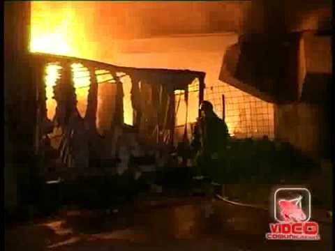 Napoli - In fiamme deposito auto da rottamare 1