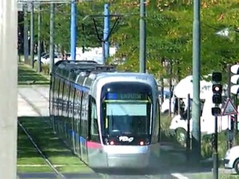 Citadis TGA 402 n°6049 de la Ligne A du réseau TAG quitte la station de la Gare d'Echirolles