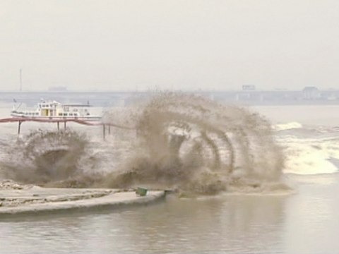 90-foot-high Tidal Wave Rushes Up China's Qiantang River