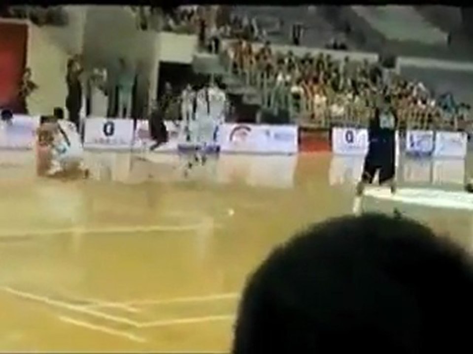 Big Basketball Schlägerei während eines Spiels