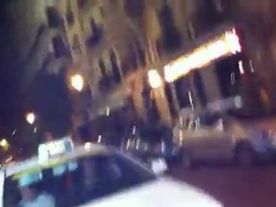 Blond Bitch schreit Bereitschaftspolizei, nimmt EPIC SLAP