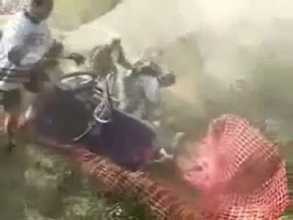 Tearing einen Hügel hinunter Sofa