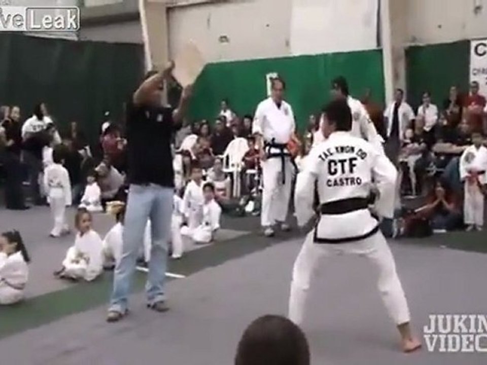 Doppel-flying-Karate-Kick FAIL!