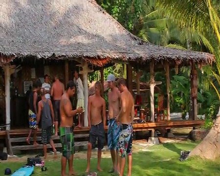 Surf lances left or lances right (HT's) with accommodation at Kingfisher Bay Surf Resort Mentawai. Best surf camp in Indonesia