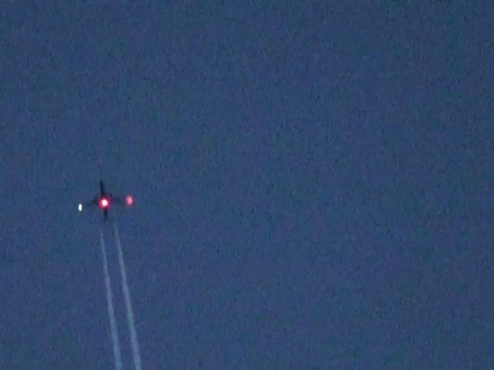 UFO OVNI ORB in chemtrails 03.02.2011 18H10