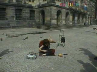 Worst contorsionist fail in Paris : mugged during performance