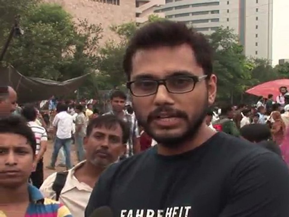 Hazare reúne multidão
