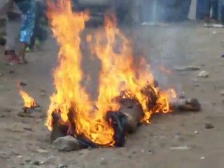 VOYEZ COMMENT CEUX EN AFRIQUE DE L'EST SONT CRUELS.MAWA A CEUX QUI PACTISENT AVEC L'ENNEMI!