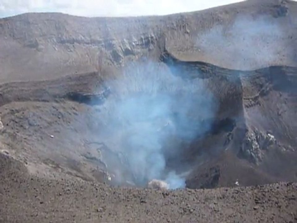 eruption volcanique du mont yasur (tanna- Vanuatu) le 14 aout 2011 - 2