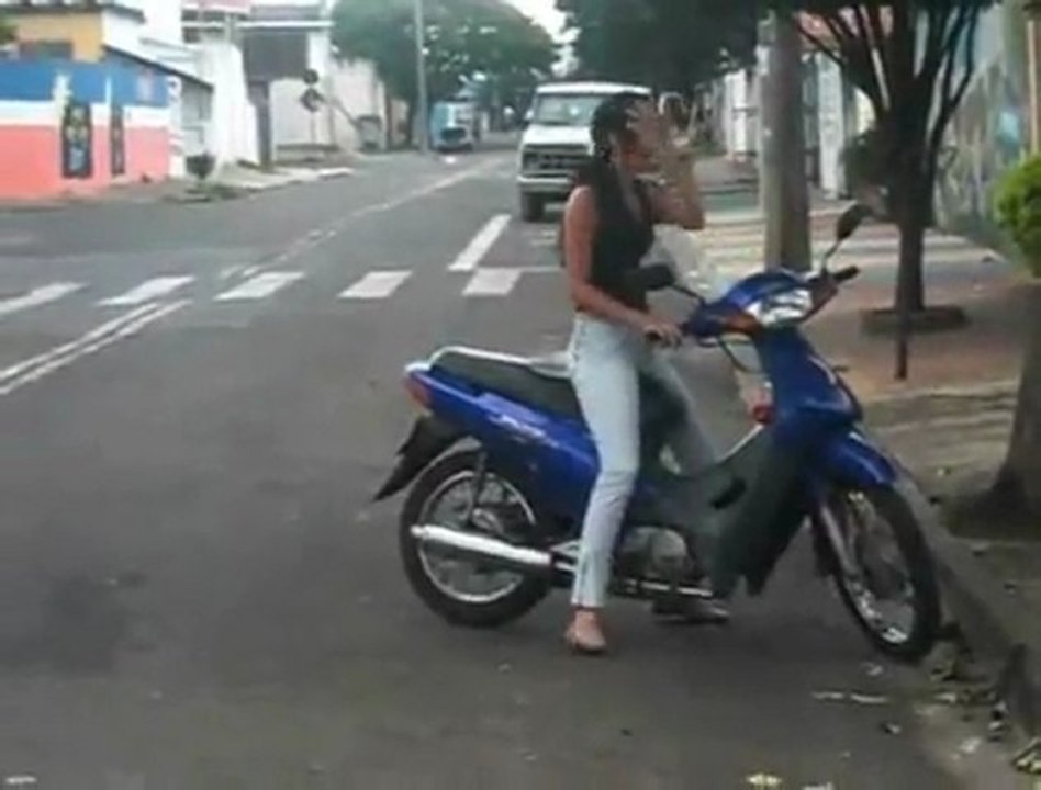 Küken nimmt Scooter auf kurzen, Wild Ride Fail