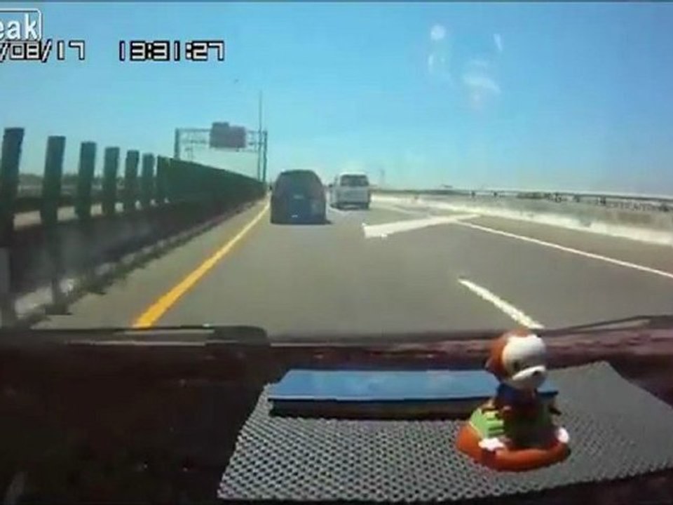 Crash-Kipp - Warum sollten Sie sich nicht ein Idiot sein und überholen einen langsameren Fahrer auf der falschen Seite