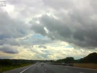 UFO über Mototorway. Ich finde diese schwer zu erklären, entfernt.