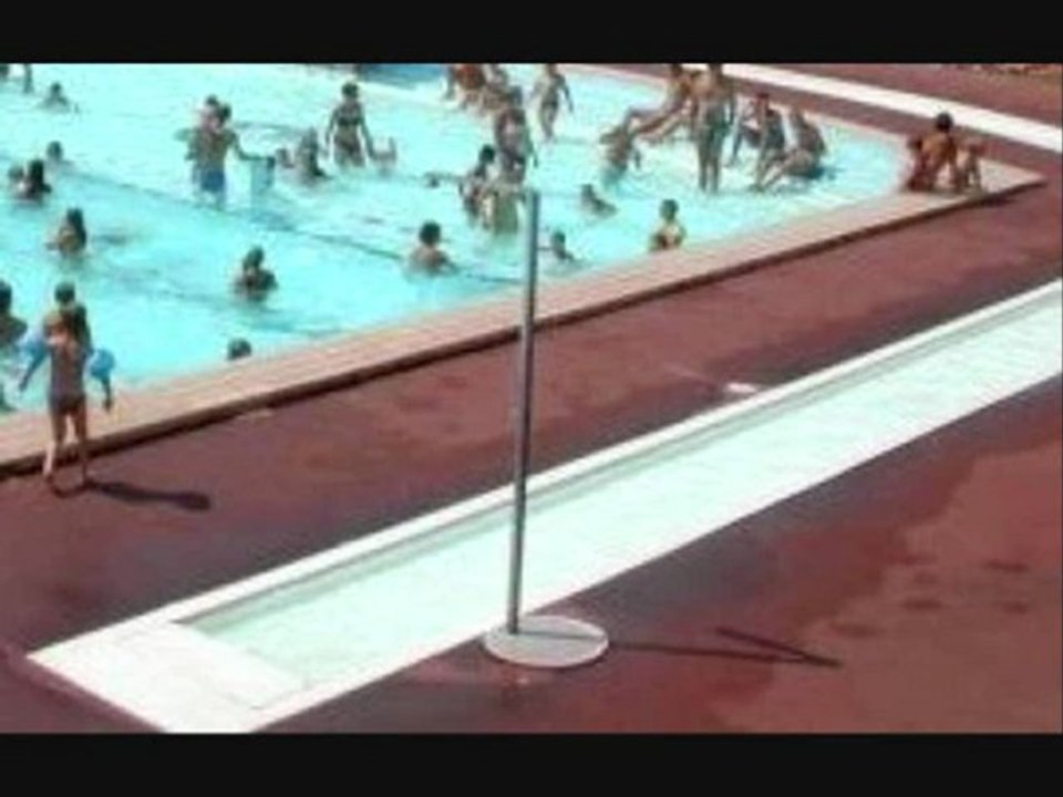 le maitre nageur surveille le maillot à la piscine