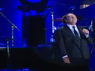 Julio Iglesias retrasa más de dos horas su concierto en Ávila por la lluvia