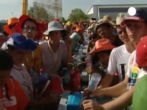 Pilgrims endure stifling heat to hear Pope