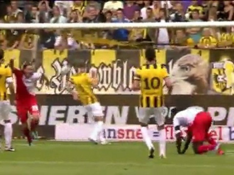 Vitesse besiegt Utrecht in Überzahl