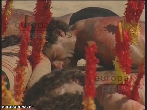 Performance antitaurina en la playa de la Concha