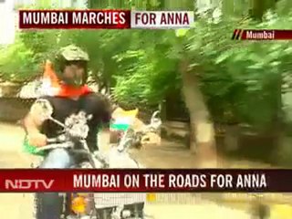 Mumbai: Thousands march in support of Anna