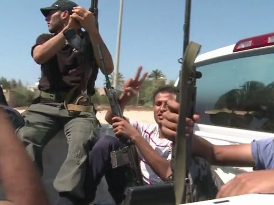 Rebels and Kadhafi loyalists in gunbattle in Mayah