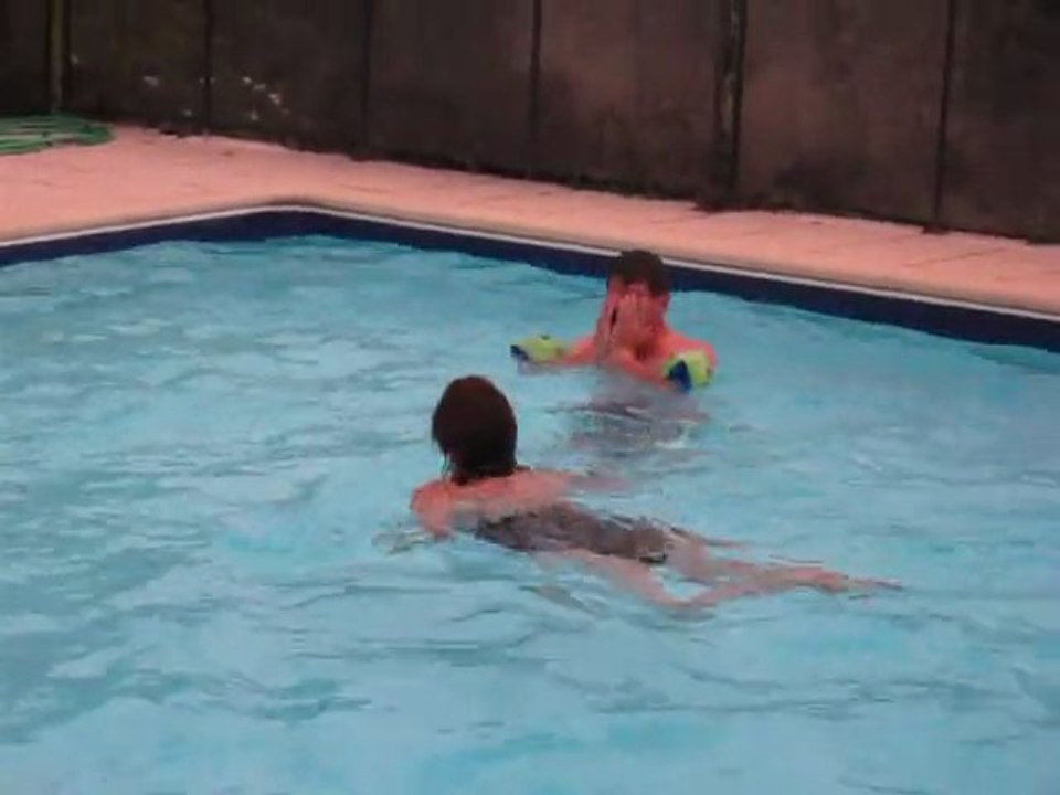 Lolo se jette à l'eau