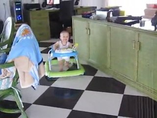 dans son trotteur
