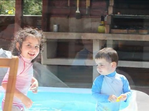 Dans la petite piscine chez papy et mamie