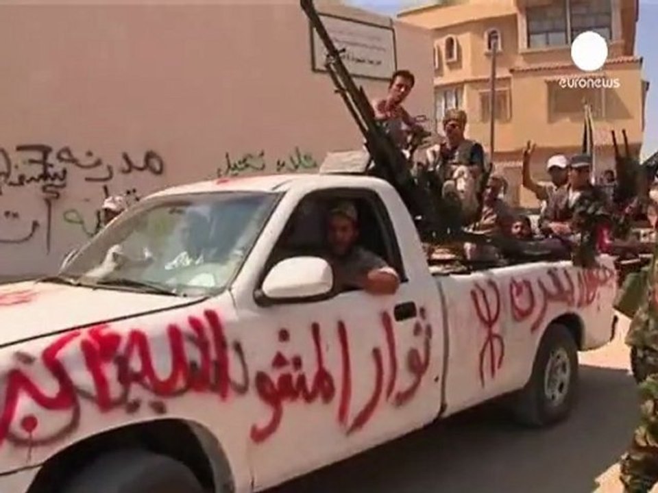 Jubilant Libyan rebels hunt for Gaddafi in Tripoli