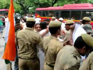 Anna Hazare poursuit son jeûne contre la corruption en Inde