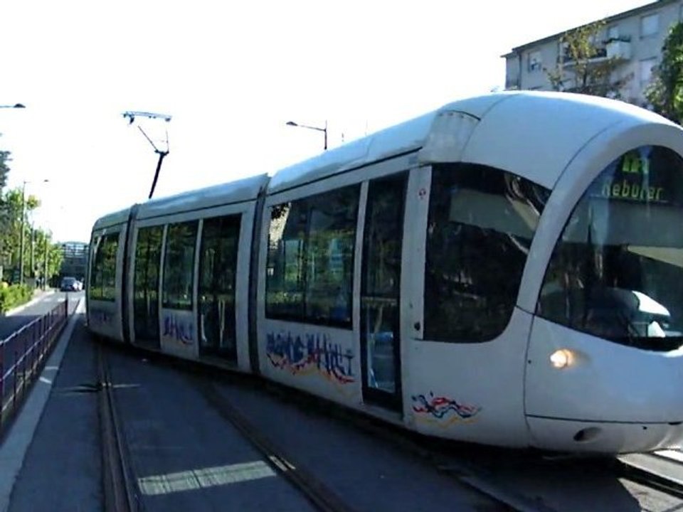 Aiguillage « californien » à la station Rebufer sur la Ligne T2 du réseau TCL #1