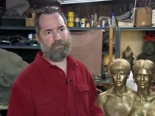 Statue uncovers Bieber-Gomez romance