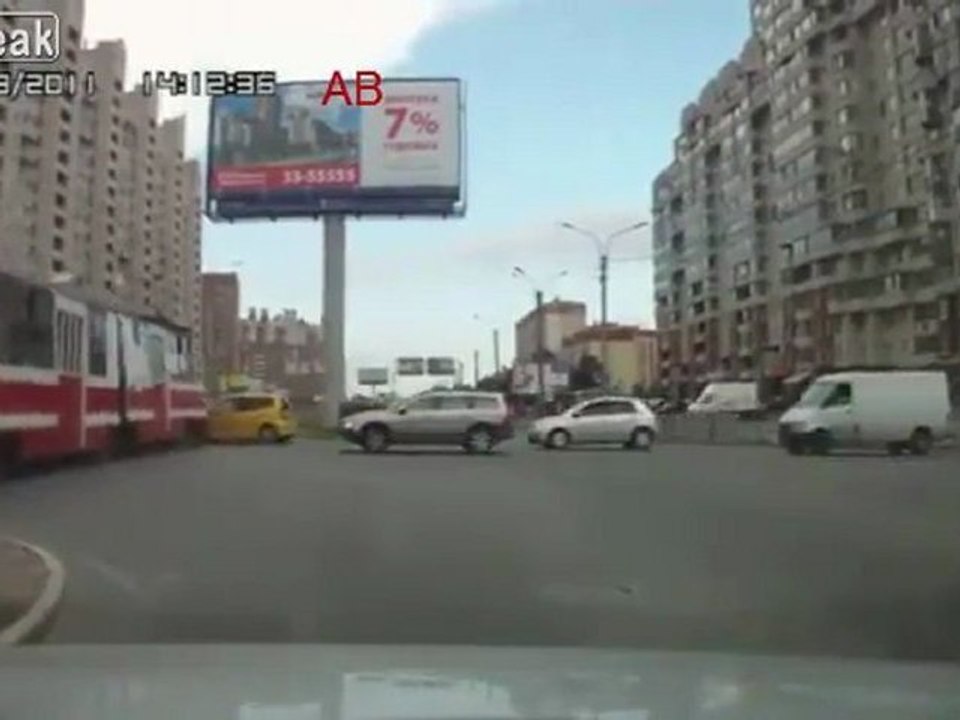 Tram vs Frau mit Auto - CRASH