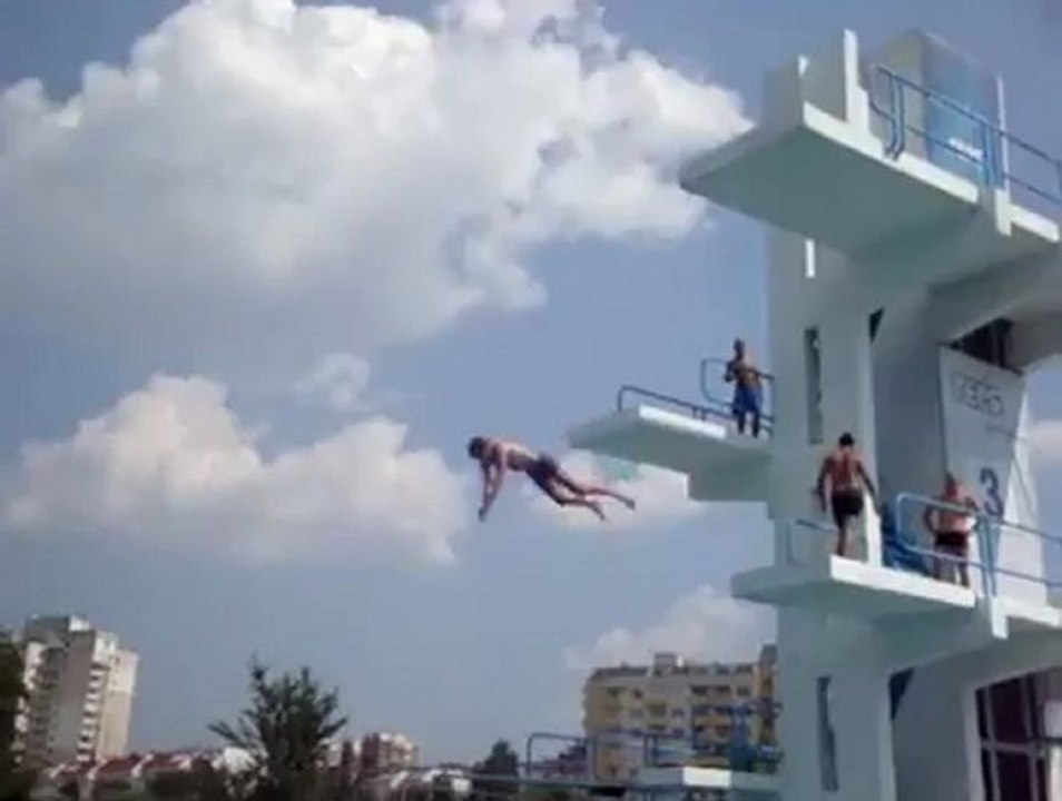 Bauchklatscher von 5 Meter Turm Fail