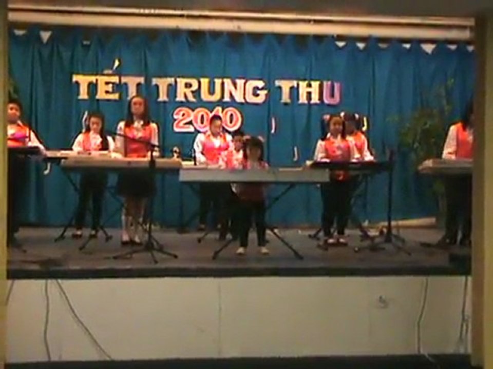 -Be Mai Nhu - Hoa Tau Piano Dong Co Xanh tet trung thu 2010-