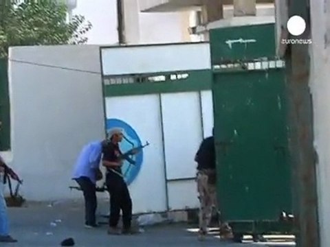 Los rebeldes libios se acercan al complejo residencial...