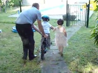 Petit tour en vélo avec Papa et Amaya