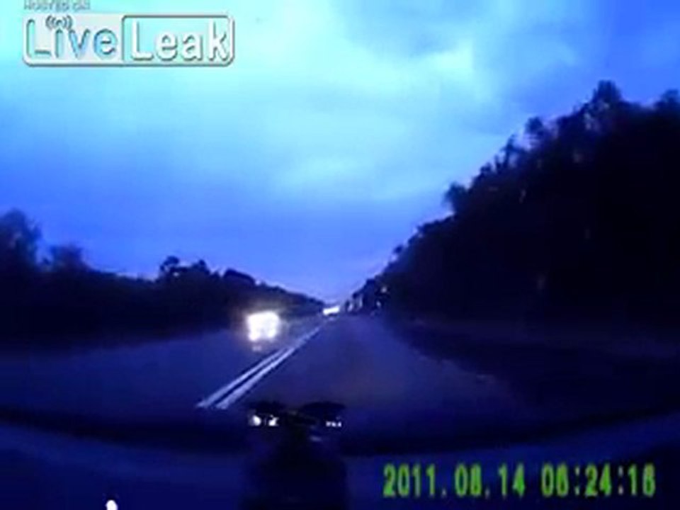 Truck Kollision auf einer nassen Autobahn in Russland