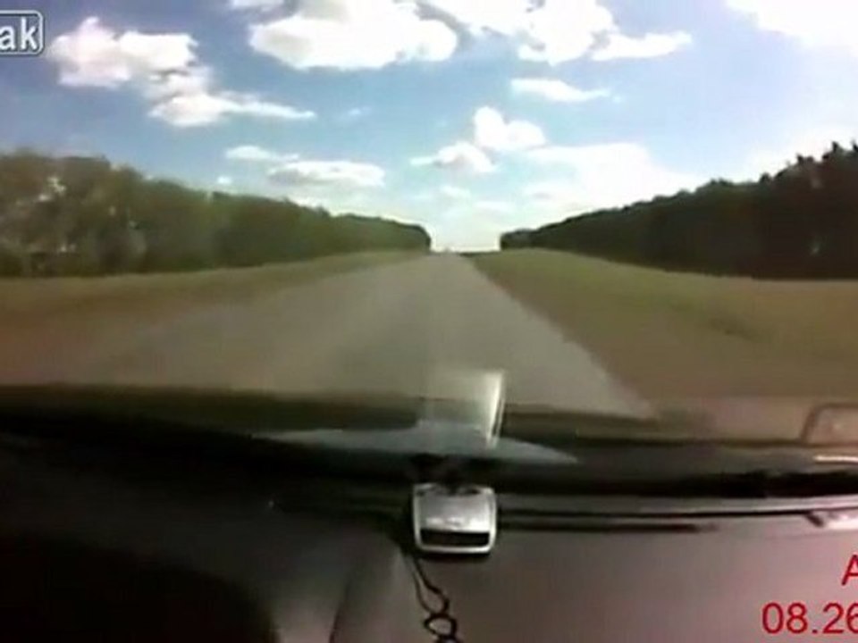 Car kommt zu schleudern - Head on crash - WTF