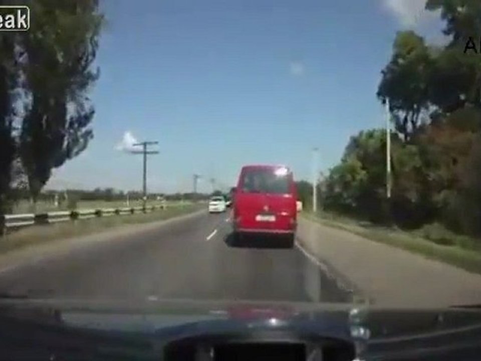 Treiber überholt viele Autos - und am Ende hat er einen Unfall