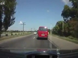 Treiber überholt viele Autos - und am Ende hat er einen Unfall